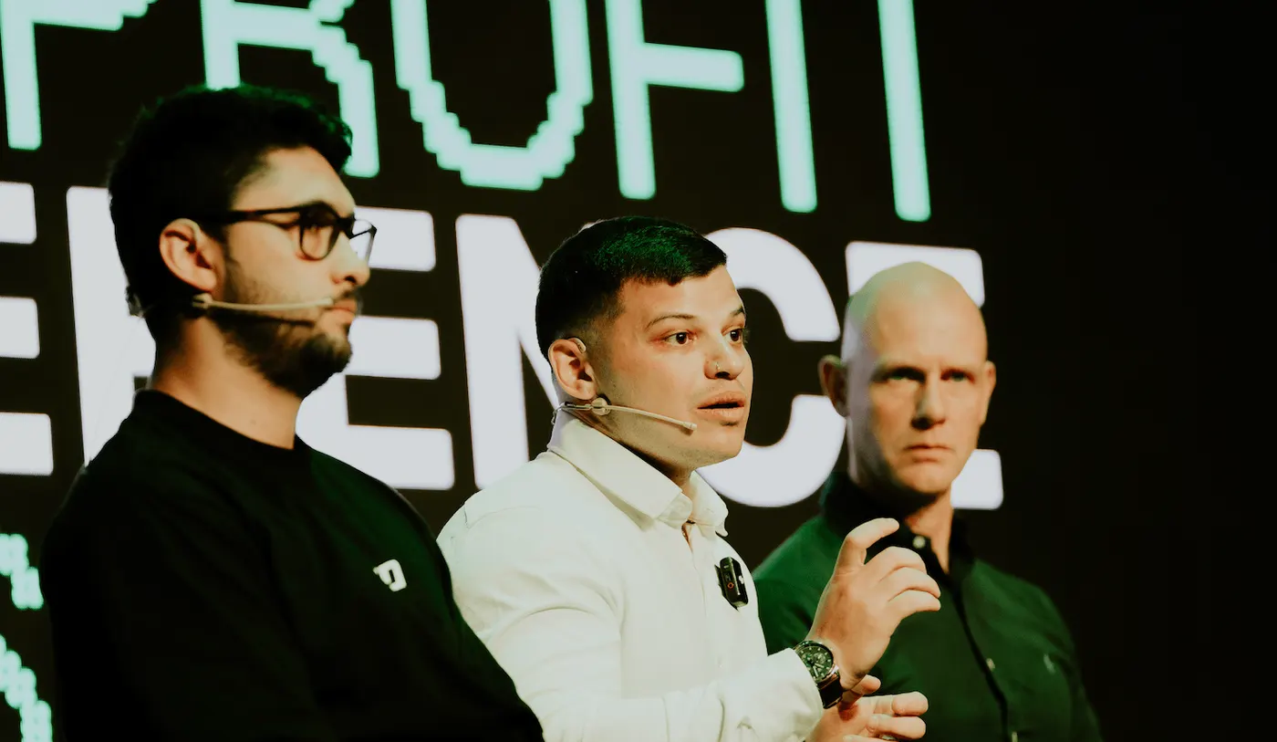 Tres panelistas con micrófonos headset