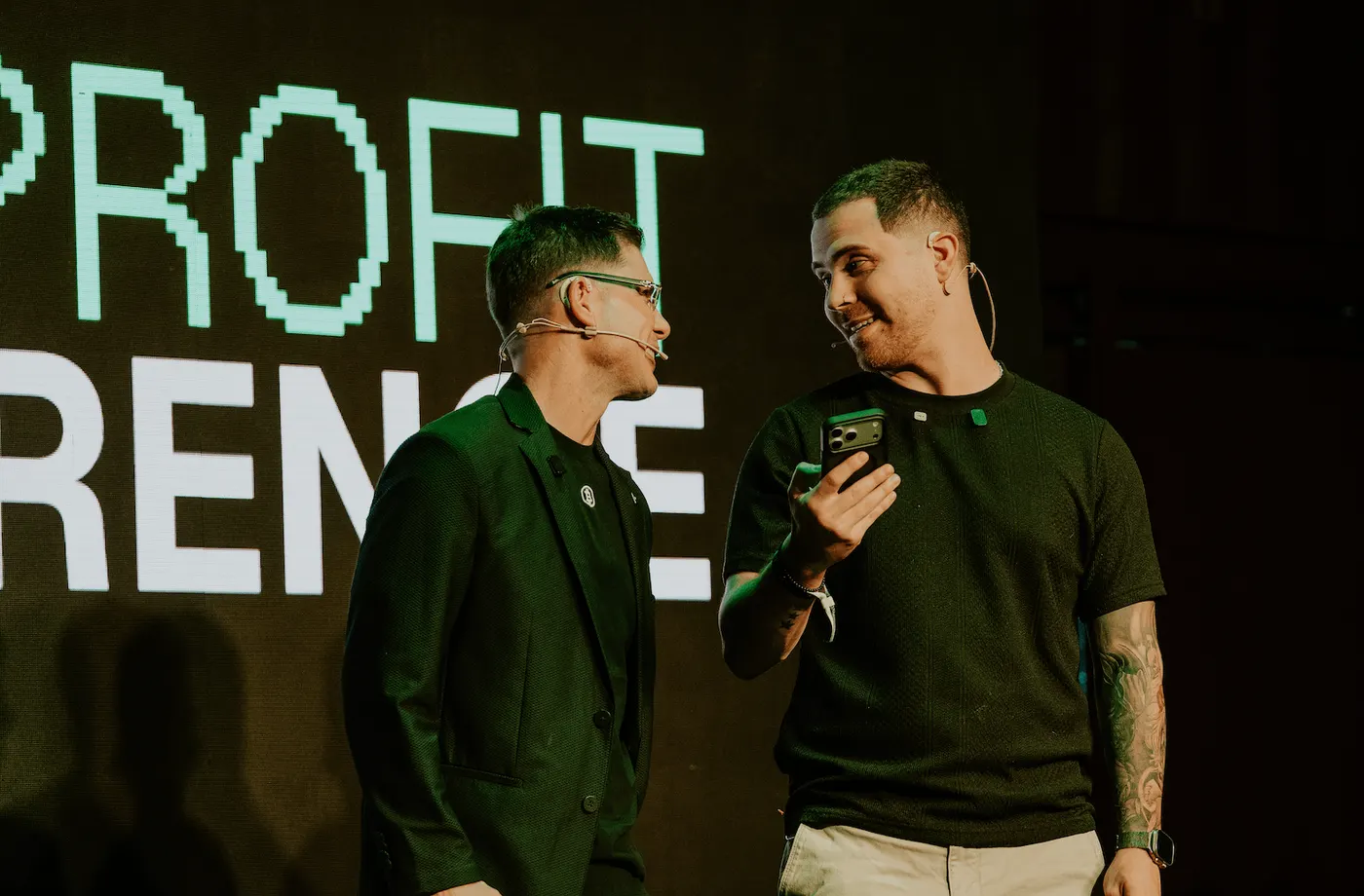 Los hosts riendo en el escenario